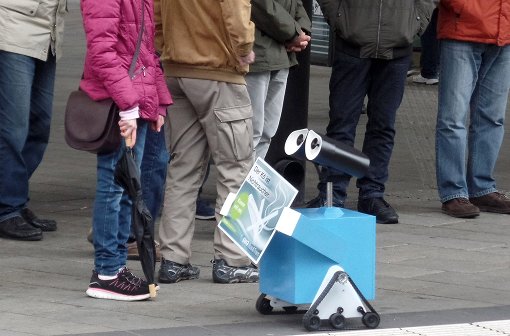 روبوت يحذر المسافرين من التدخين بمحطة القطارات المركزية في مدينة أوجسبورج