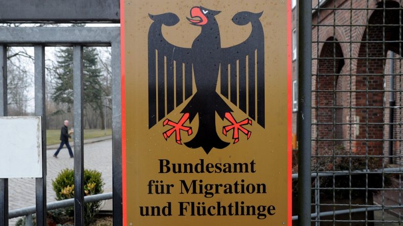 مسؤول ألماني بارز يستبعد طرح خطط تشديد إجراءات ترحيل اللاجئين للنقاش الرسمي