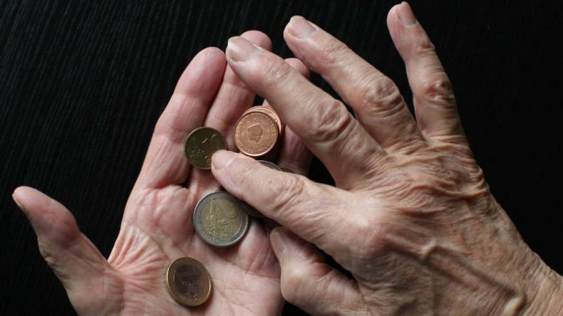 استطلاع: الكثير من الألمان يخشون الفقر في الكبر